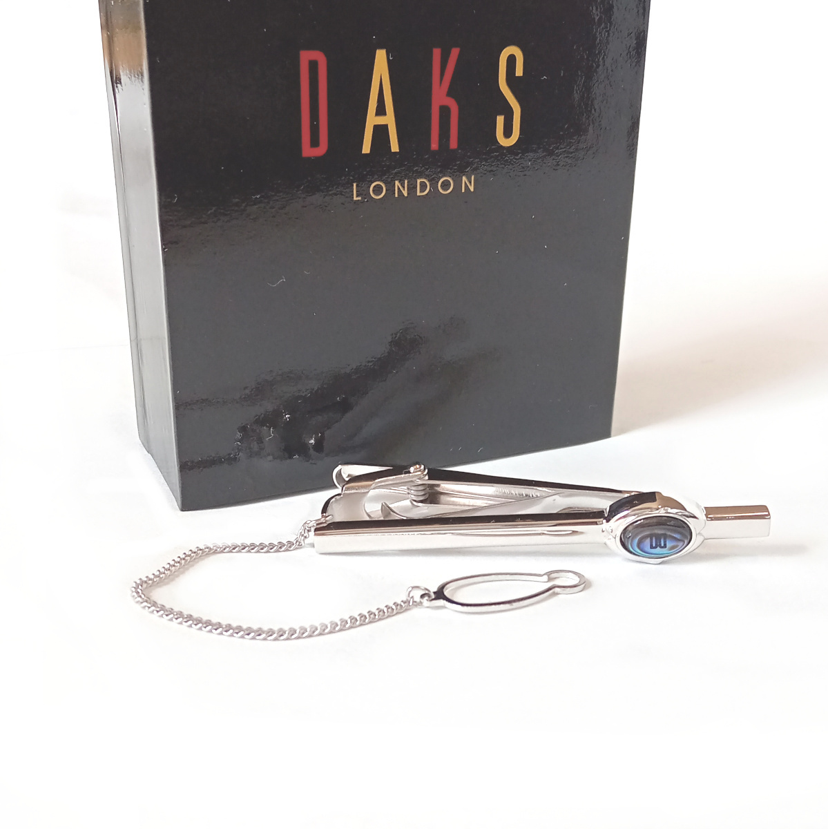 【dkt10】新品　DAKS ダックス　タイバー　ネクタイピン　シルバー×ブルー　アワビ貝　チェーン付き