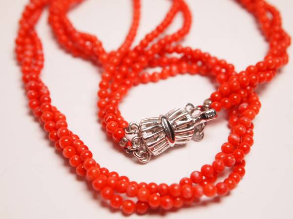 * red .. sphere 3mm. 3 ream. long necklace 18g