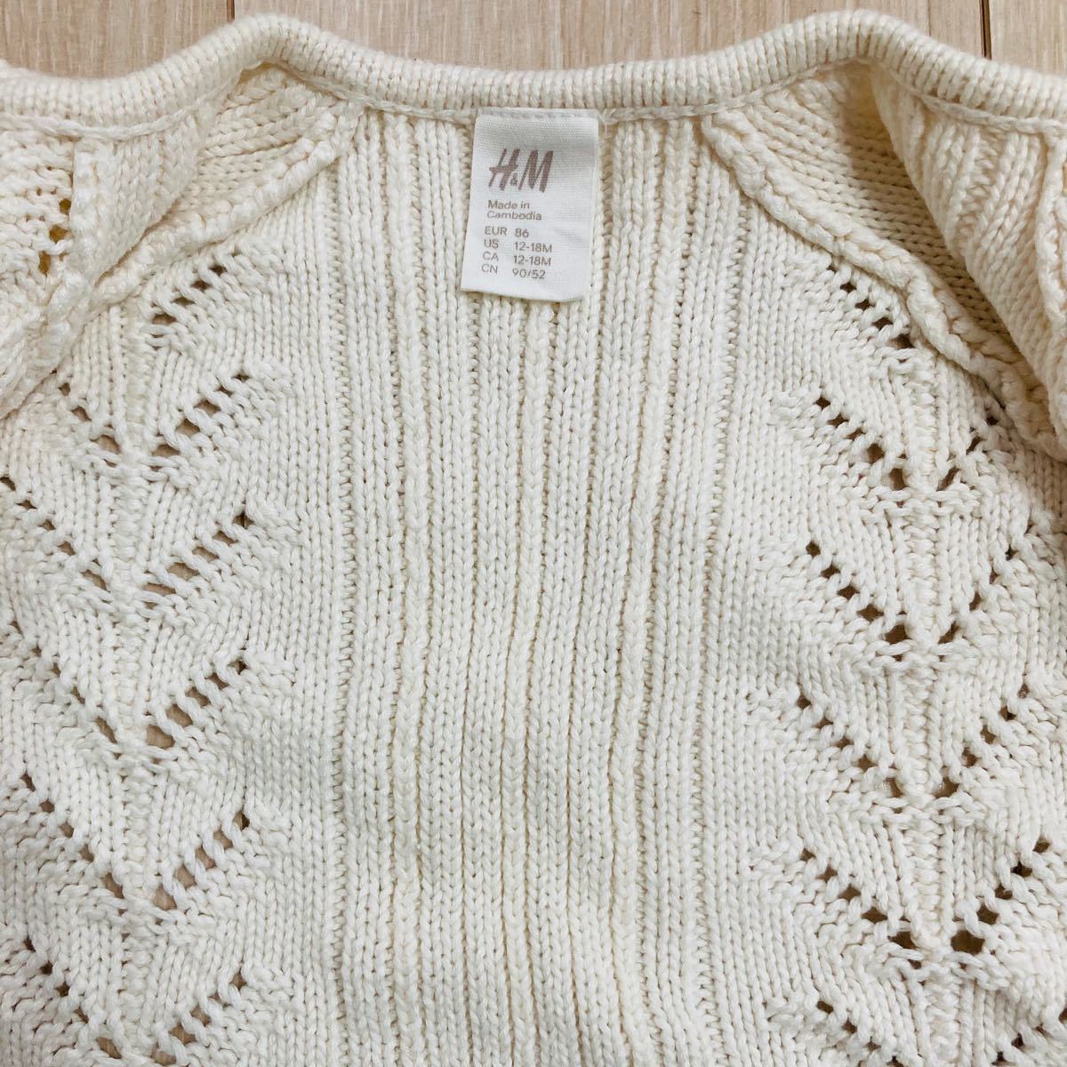 H&M 90センチ　ベビーカーディガン　オフホワイト　ざっくり編みとボタンがかわいいお品です　羽織り　上着　乳幼児