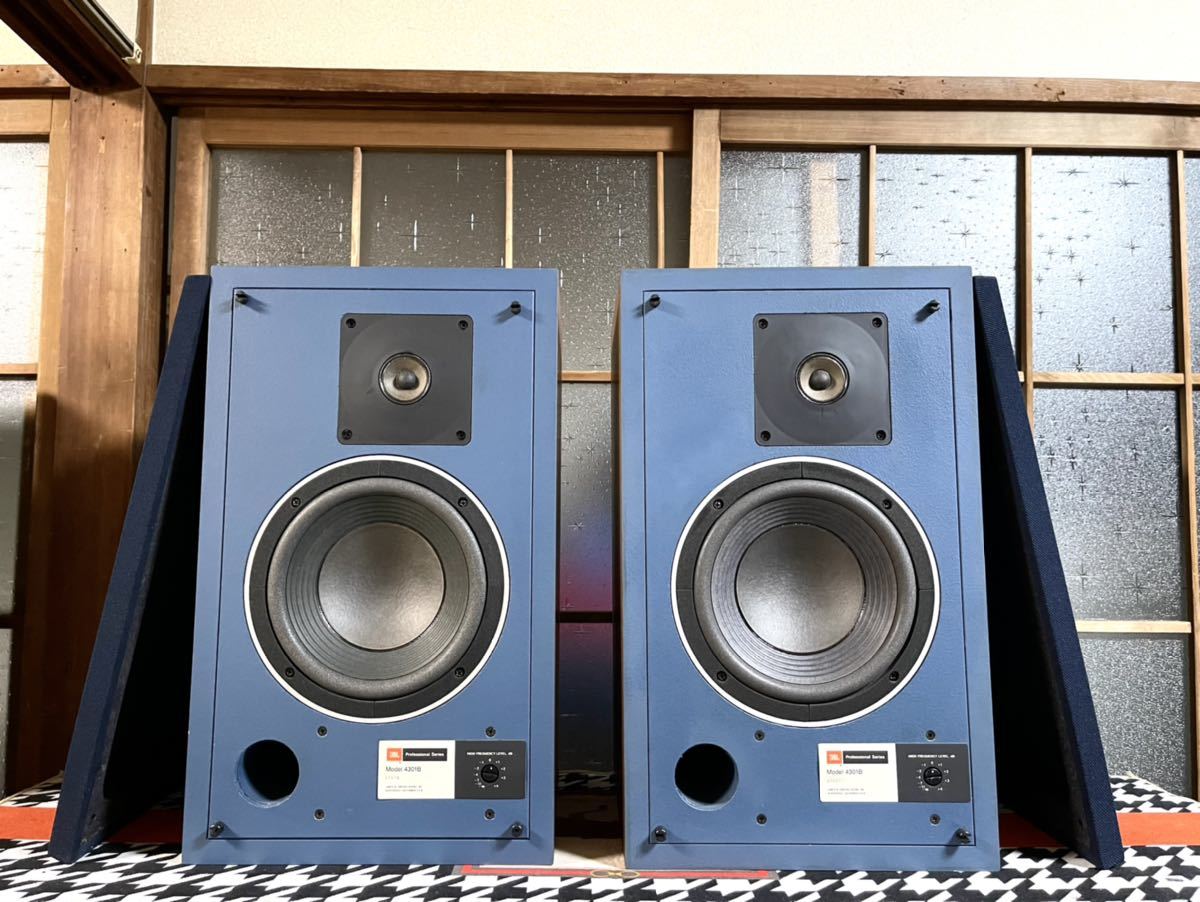 JBL 4301B WX スピーカーペア。動作:良好。サランネット付き。(美品