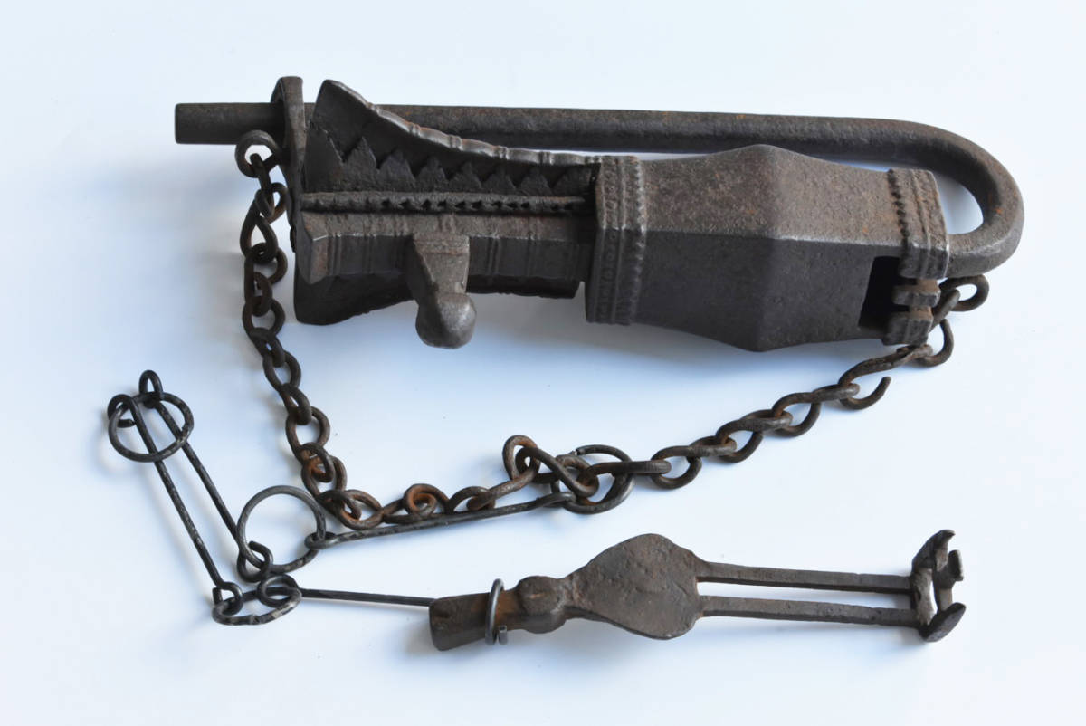 鍵穴が特徴的な李朝錠前２点 アンティーク家具 李朝時代の長持 衣装箱 横穴鍵型錠 鍵開け