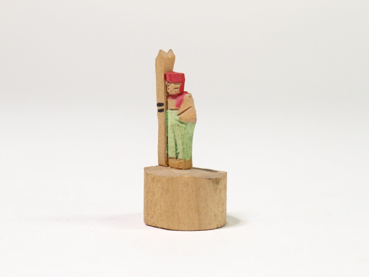 彩色木彫人形 スキーヤー 郷土玩具 農民美術 民芸 伝統工芸 風俗人形 置物_画像1