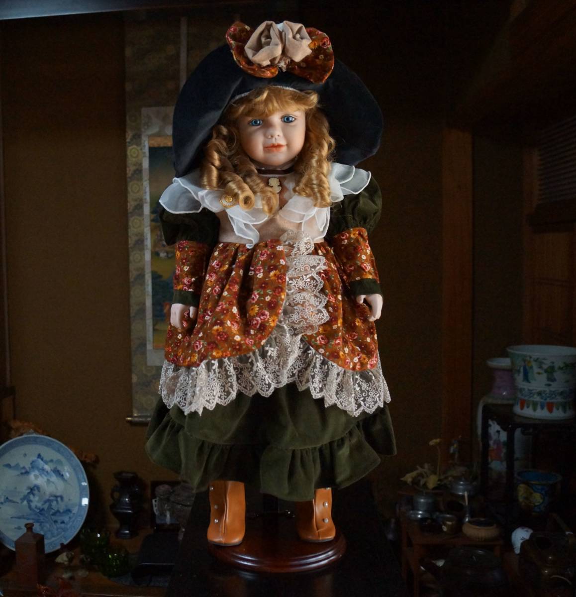 【閑】イギリス限定ビスクドール 可愛らしい女の子手造り磁器人形 グラスブルーアイ by J.C.leonherdt サイン付き 置台付 4D1019