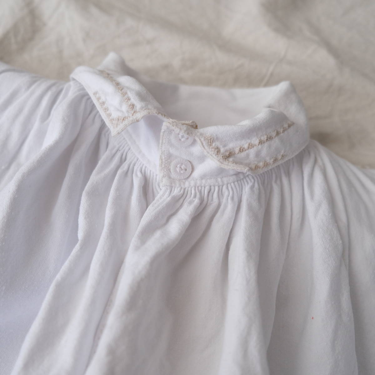 【 ヨーロッパ ビンテージ 】ウクライナ コットン リネン ギャザー スモック 長袖シャツ / ホワイト 白系 / 刺繍 東歐 アンティーク 古著