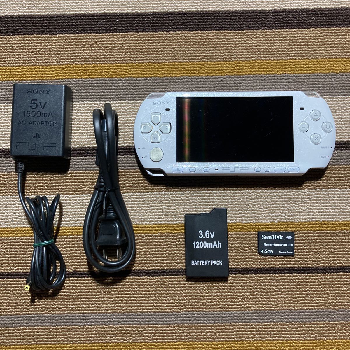 ☆SONY PSP-3000 ホワイト 充電器、バッテリー付-