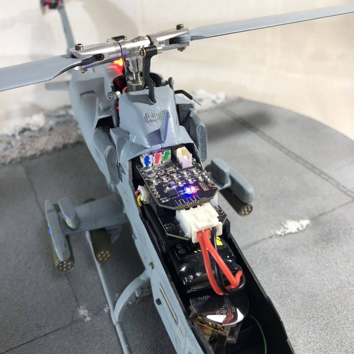 AH-1W スーパーコブラ 1/35 電動ラジコンヘリコプター OMP M1 AH-1W スーパーコブラ 1/35 電動ラジコンヘリコプター OMP M1