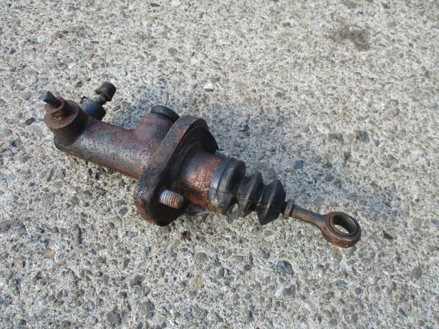 (078)W114 Benz 250CE coupe clutch master cylinder 