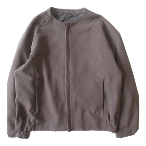 WYM × ATTACHMENT NO COLLAR ZIP BLOUSON | www.jarussi.com.br