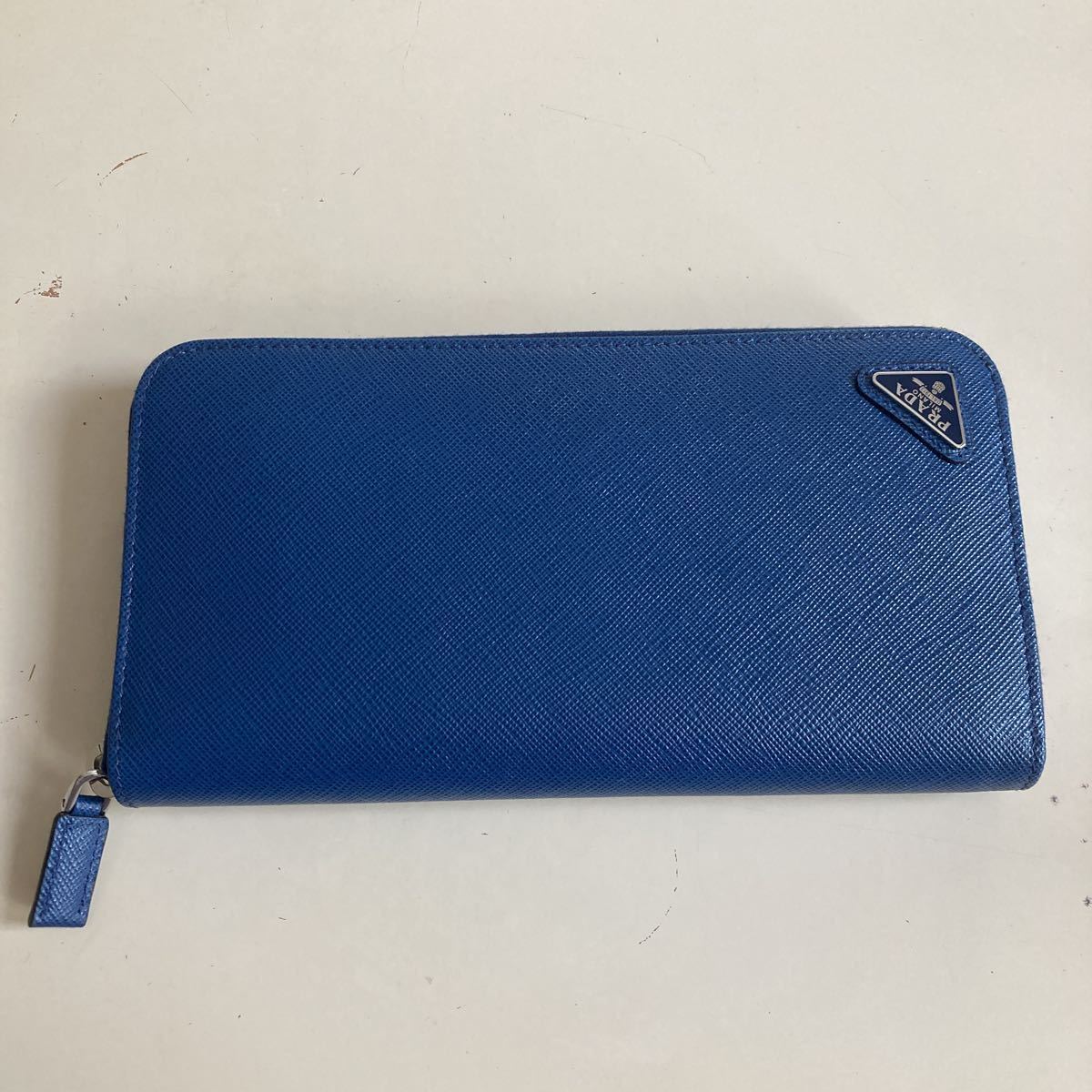 プラダ 長財布 サフィアーノトライアングルロゴ ブルー メンズ PRADA 2ML317 QHH F0016 新品・未使用品 ラベンダーのハンカチ付き  メンズファッション 財布