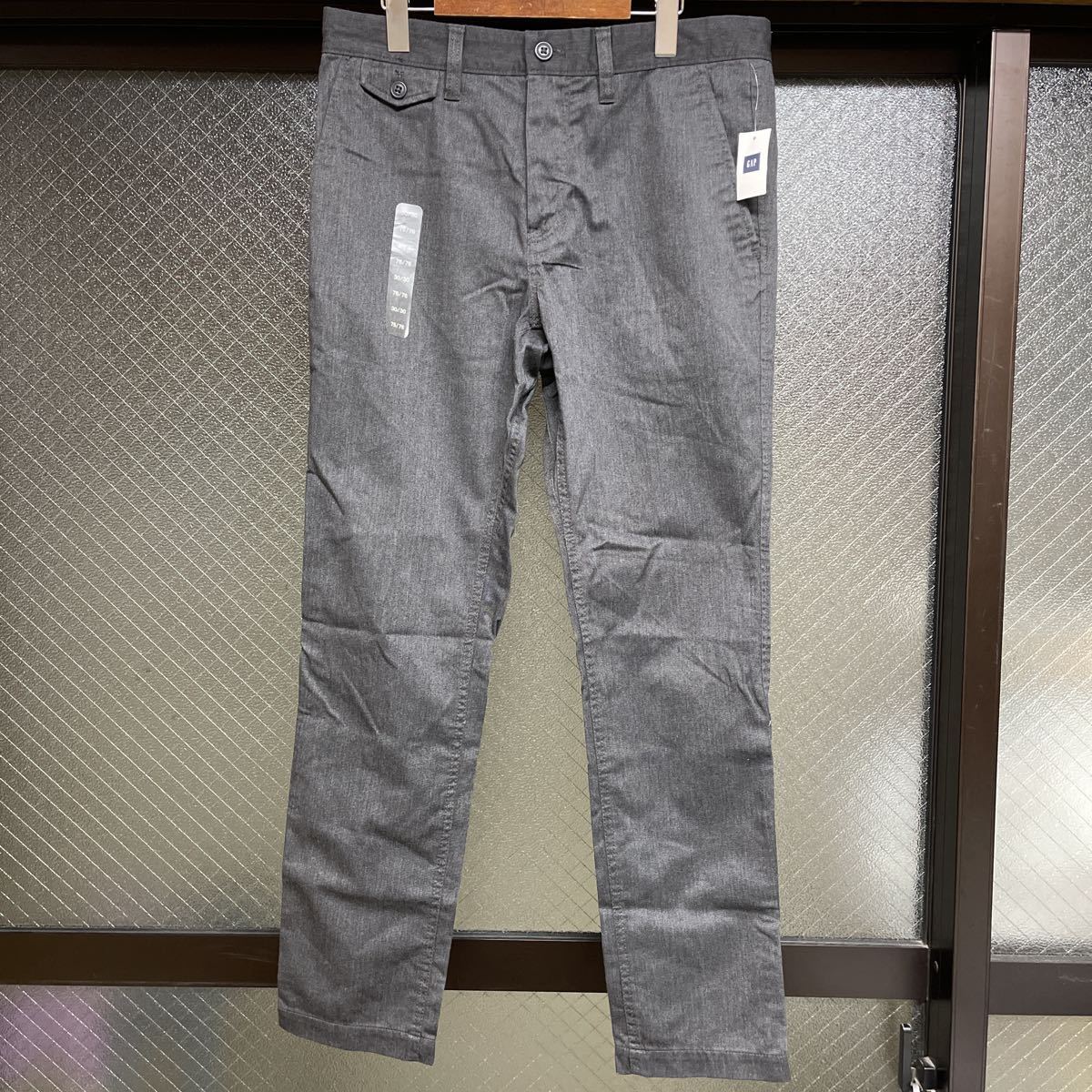 ギャップ GAP 未使用 SLIM FIT STRAIGHT スリムシルエット テーパード ストレート メンズ 30インチ パンツ チノパン グレー ボトムの画像1