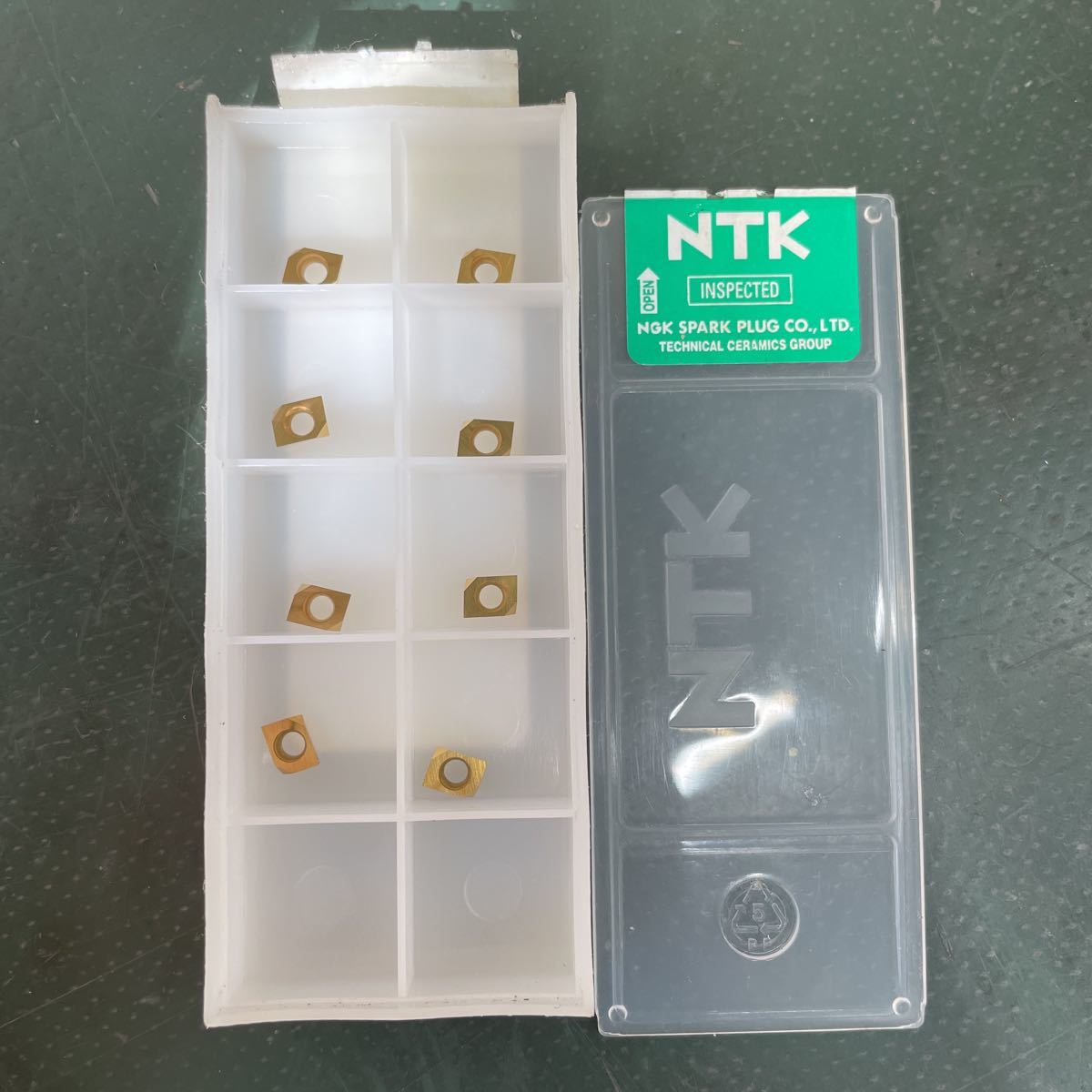 【未使用中古品】NTK 旋盤チップ CZH04005CFR-140 ZM3【8個入】_画像3