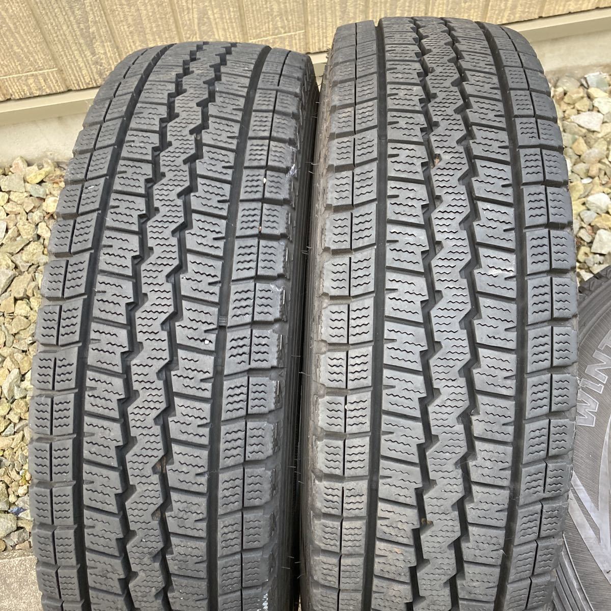 北陸発 DUNLOP WINTERMAX 195/80R15 107/105L SV01 2本 2018年製 バリ山