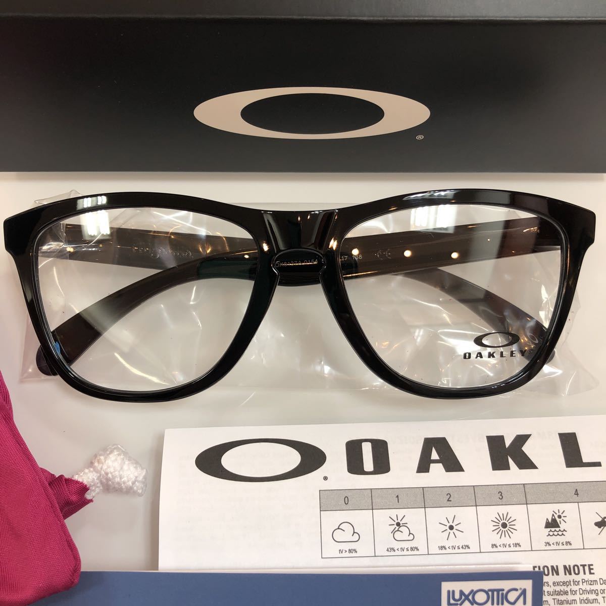 新品未使用 オークリー OX8137A 02 フロッグスキン グレーレンズ www