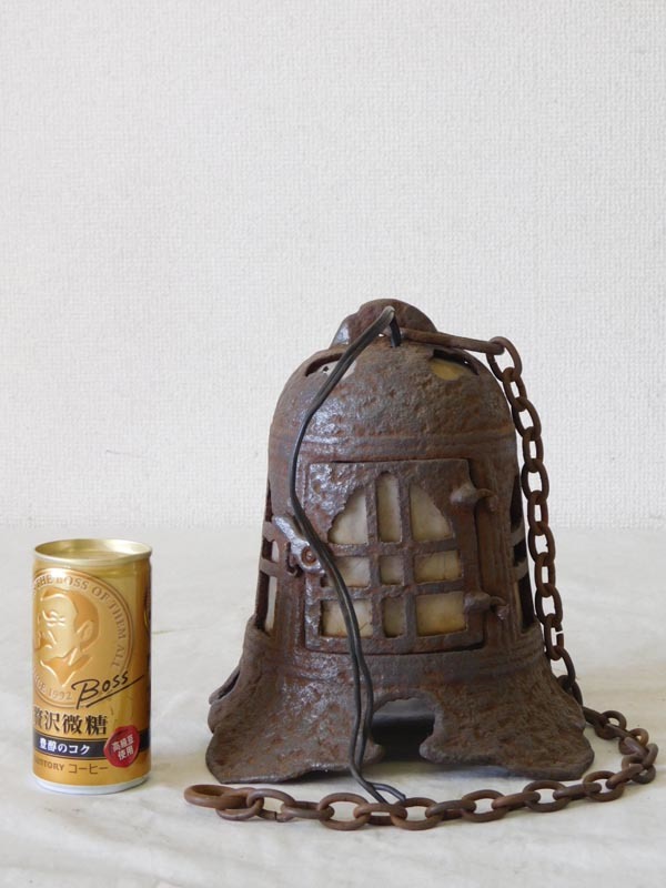 和物【鉄製 吊り燈籠】鉄味 鐘型 照明 電笠_コーヒー缶とのサイズ比