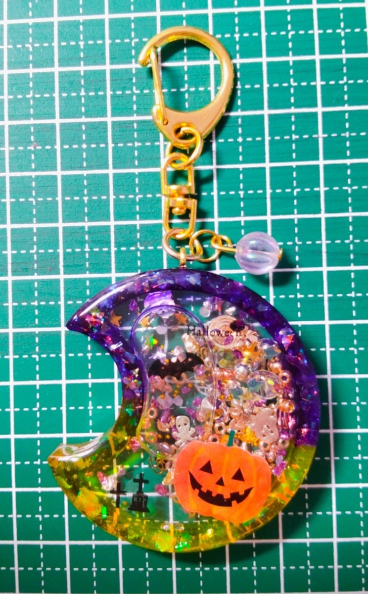 レジン ハロウィン 月 シャカシャカ キーホルダー｜PayPayフリマ