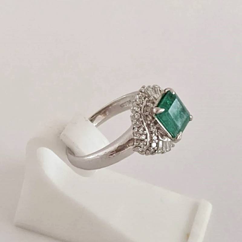 可愛すぎるフェミニンデザイン♪ Pt900 プラチナ◇エメラルド 1.43ct ...