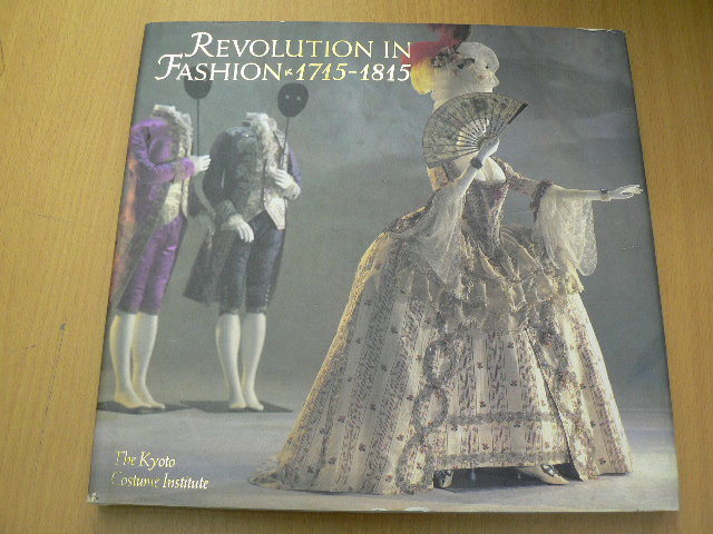 世界有名な Revolution in Fashion　 European Clothing 1715-1815　ドレス　中世ヨーロッパ　ロココ調　クラシックスタイル　　　A デザイン