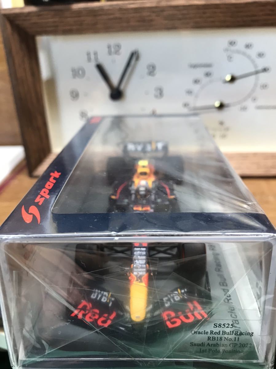 送料無料 スパーク 1/43 レッドブル RB18 #11 サウジアラビアGP 2022 1st ポールポジション S.ペレス_画像3