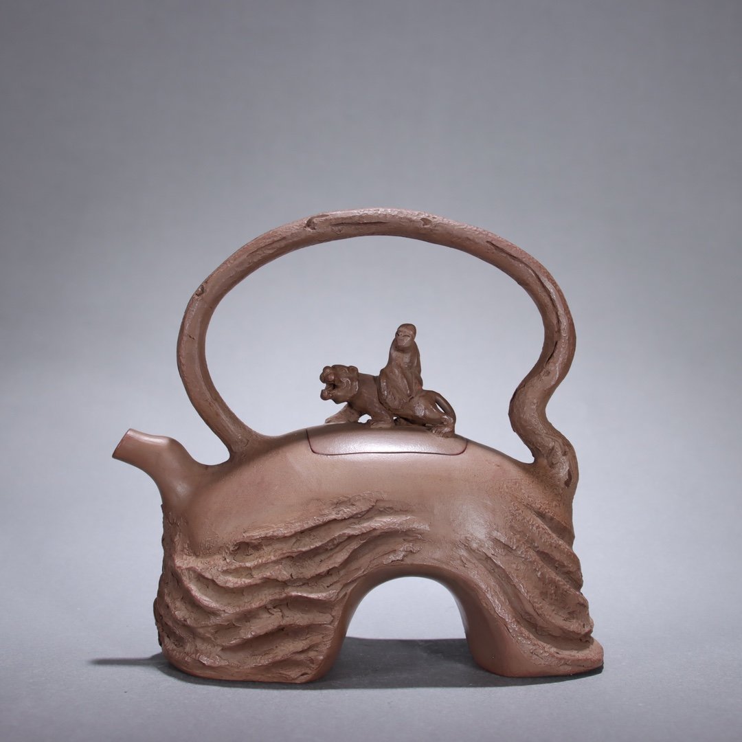 徳】旧家蔵出『清 紫砂急須 騎獣羅漢鈕提梁茶壺 石楳(朱堅)製款』古
