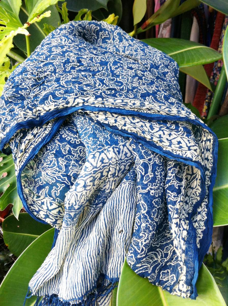シルクシフォンバティック単色ストール青ブルー系 ショールスカーフ 絹100％天然素材 ろうけつ染め_画像2