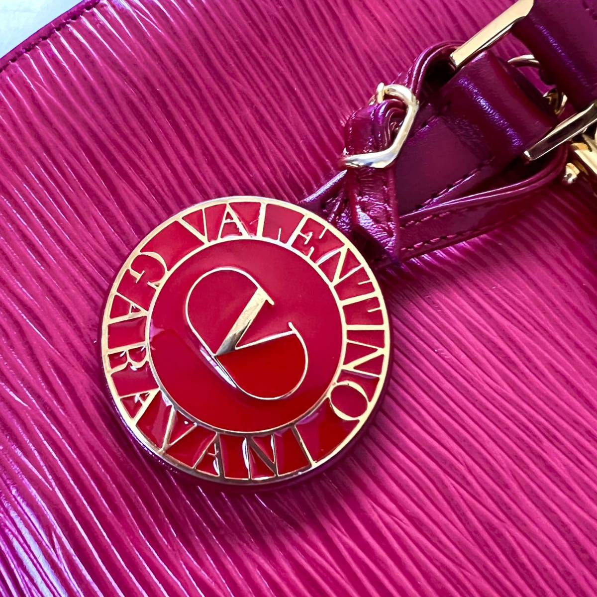 【送料無料】VALENTINO ヴァレンティノ　メダル金具　2way ハンドショルダーバッグ　チャーム　レザー　カバン　赤　レッド　ボストン