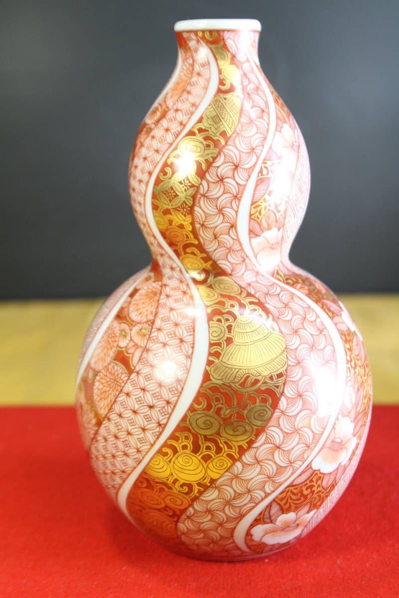 [ confidence .] Kutani *[ Fukushima . mountain red small . fine pattern gold paint sake bottle one against ]* less shape culture fortune ] japanese ..: also box also cloth ./ unused / beautiful . red . gold paint genuine article guarantee!! work of art 