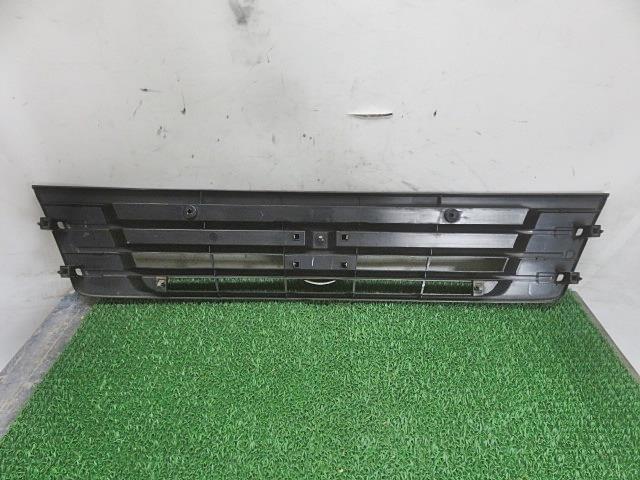 [中古] H17/9 キャラバン KR-VWME25 ラジエーターグリル 62310-VW000 340326 /個人宅配送不可_画像7