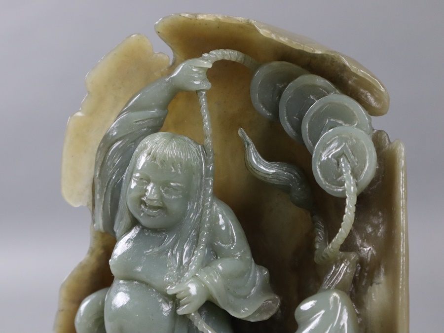 中国美術 翡翠彫刻 蝦蟇仙人図 置物 台付 高20cm 天然石 細密細工 古