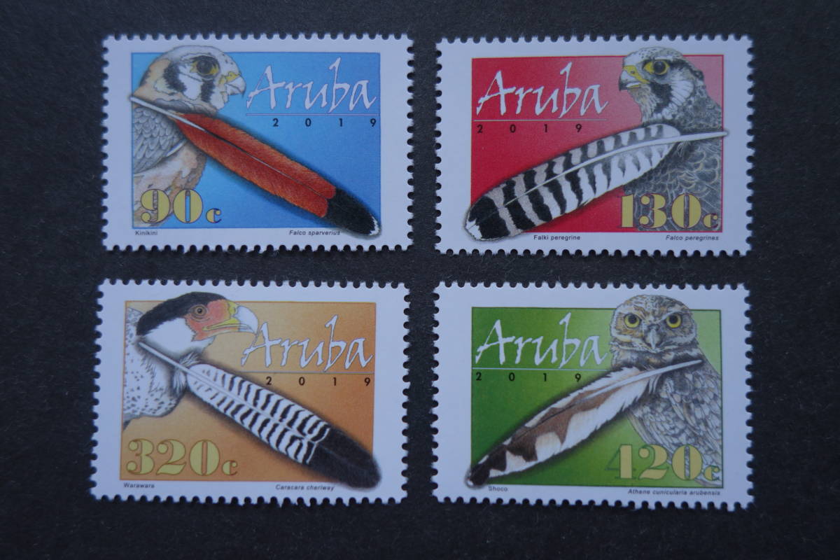 外国切手：アルバ切手 「猛禽と羽」（アメリカチョウゲンボウ ほか）4種完 未使用_画像1