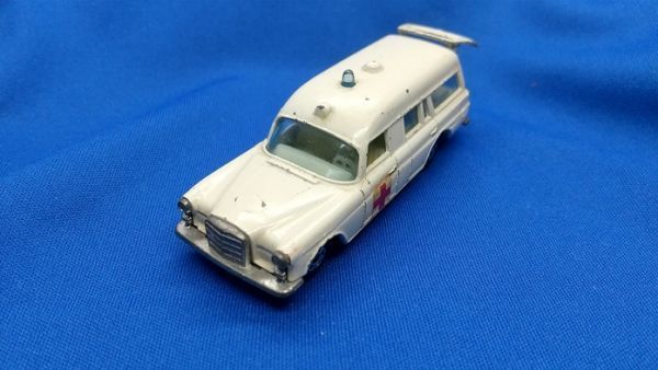 レトロ　イングランド製　マッチボックス NO.3 MERCEDES BENZ メルセデスベンツ BINZ AMBULANCE 救急車 MADE IN ENGLAND LESNEY_画像1