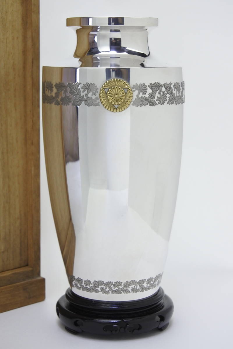 ☆皇室御下賜 日本の皇族高松宮御下賜 御紋章入純銀製花瓶 575ｇ 永遠の御家宝