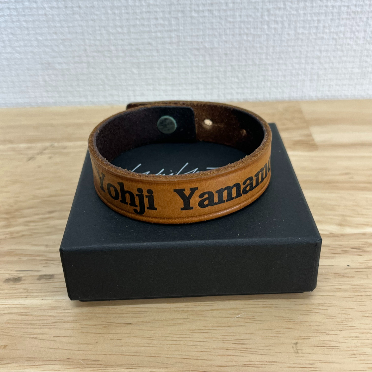品質一番の Yohji Yamamoto 10100356 ロゴレザーブレスレット ヨウジ
