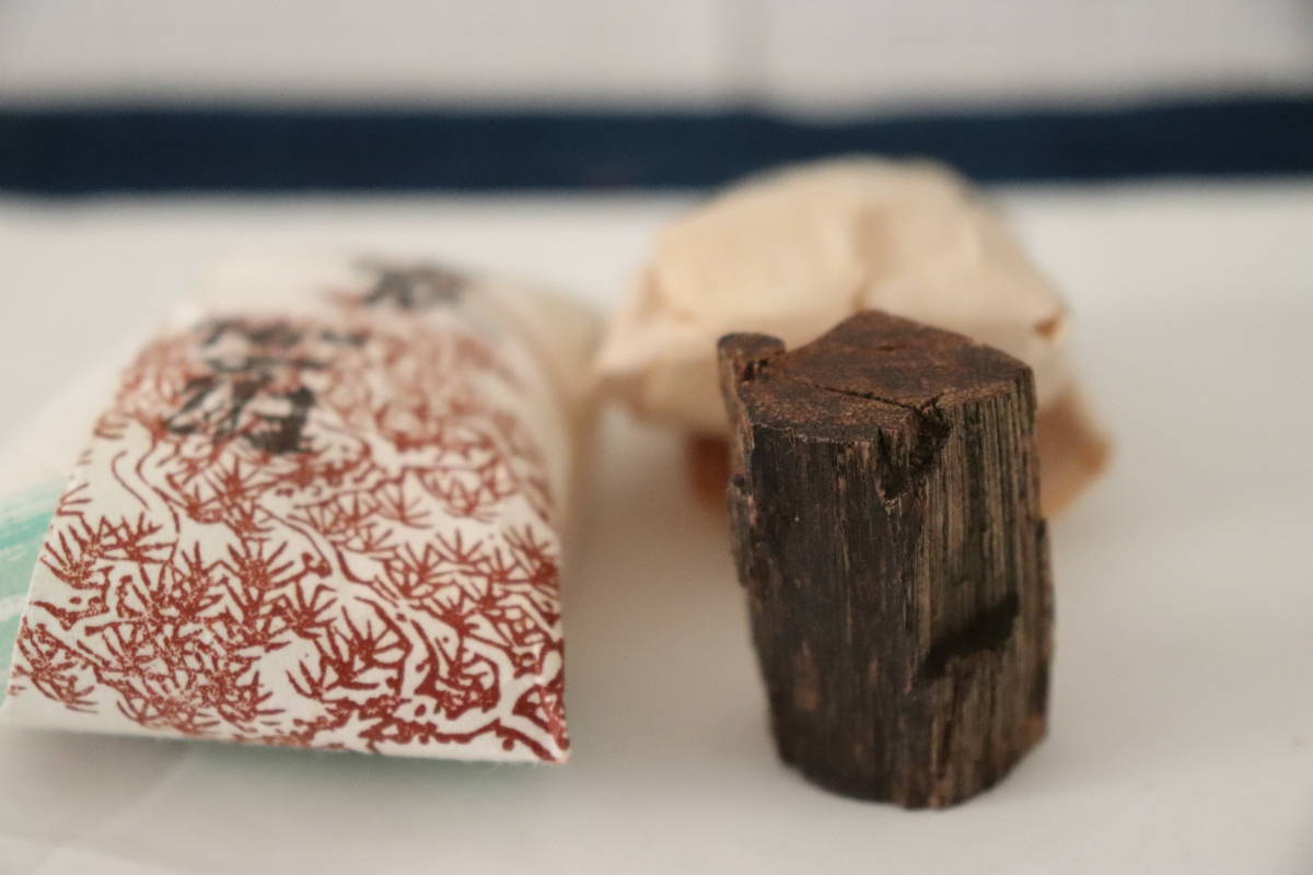 伽羅じん香 香木 伽羅 香道具 貴重品 銘 霞 8.7g 養生箱有 ...