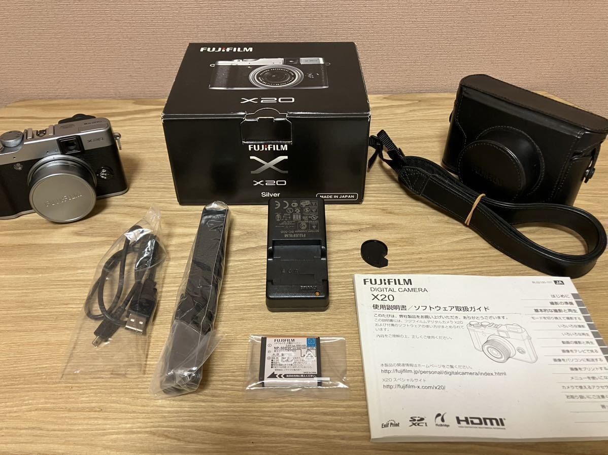 中古美品 FUJIFILM 富士フイルム X20 シルバー 純正レザーケース付き