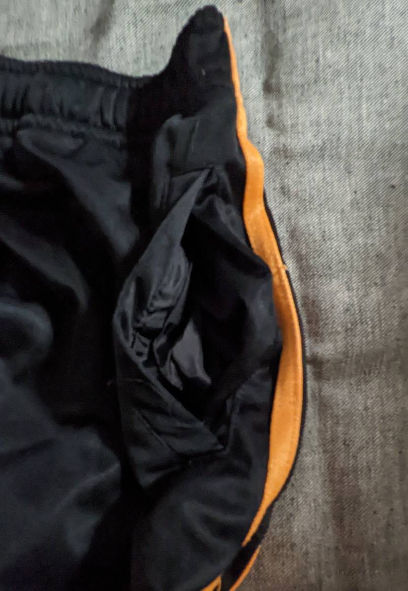 未使用 スボン 体操服 黒に三本オレンジライン 130サイズ ポリエステル100%_画像3