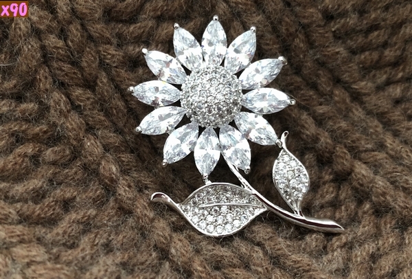  high quality CZ diamond sunflower white gold brooch go in . type graduation ceremony go in . type .. type Mother's Day presentation present usually using 