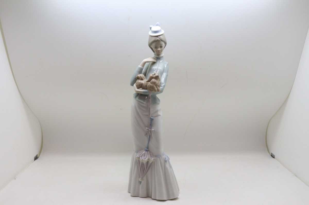 リヤドロ LLADRO 4983 子犬とお散歩 仔犬を抱く貴婦人 フィギュリン