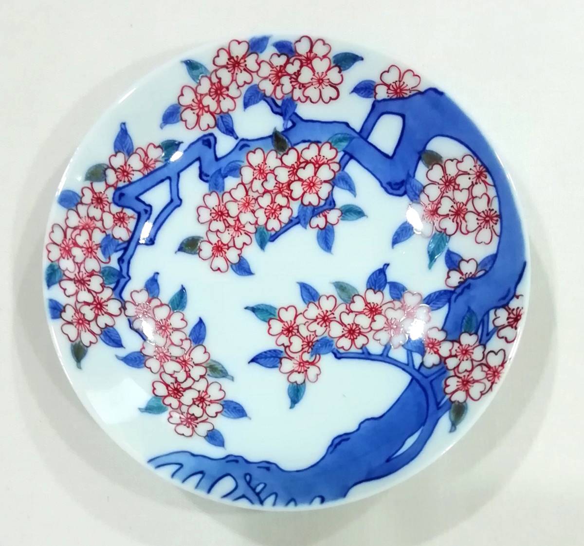 波】鍋島御庭焼 市川光春 色鍋島の豪華な ”桜花紋中皿” 波】鍋島御庭焼 市川光春 色鍋島の豪華な ”桜花紋中皿”