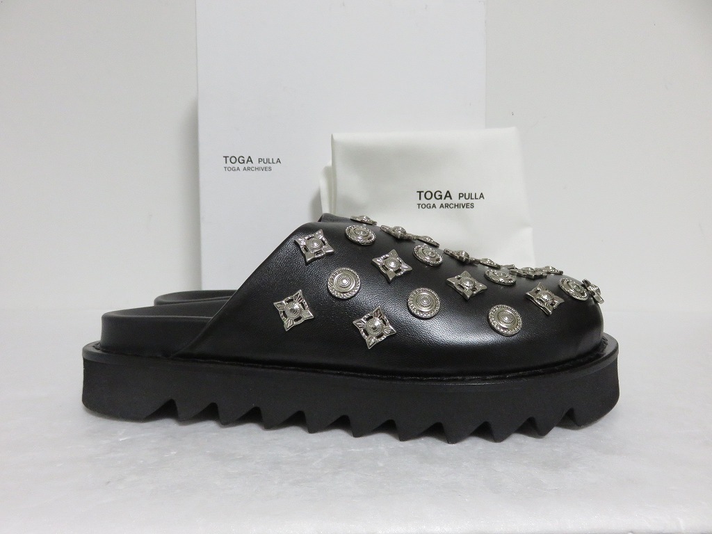 送料無料 定価6.4万 新品 TOGA PULLA Metal motif sabot 38 ブラック