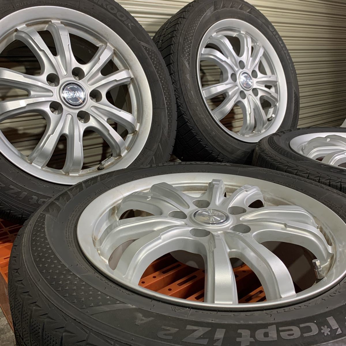 ストラテジー16+205/60R16スタッドレス ノア、ヴォクシー