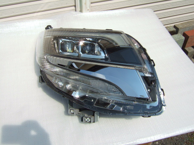 肌触りがいい 前期 ZRR80Gエスクァイア ヘッドライトユニット右側品