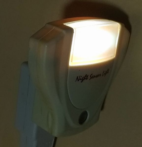 中古 Night Sensor Light 蛍光灯 １Ｗ 白色 ナイトセンサーライト 明るさセンサー付き 常夜灯 自動点灯/消灯 ナイト センサー ライト_画像9