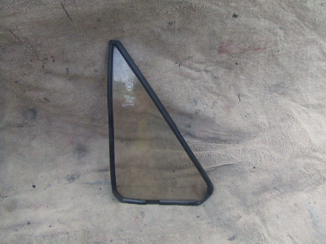 ランチア デルタ インテグラーレ16V　左後ろ三角ガラス　ウィンドウシールド　L31D5_画像1