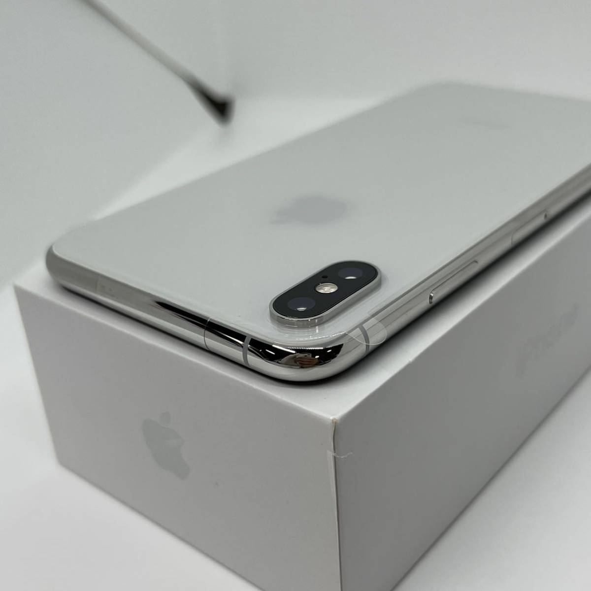 無料 76iPhone Xs Silver 256 GB SIMフリー tessiturasdenos.com.br