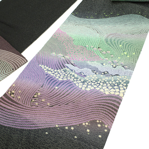 袋帯 名門 十日町 滝泰 湖 おぼろ染 絞り 銀通し 相良刺繍 手染め 黒地