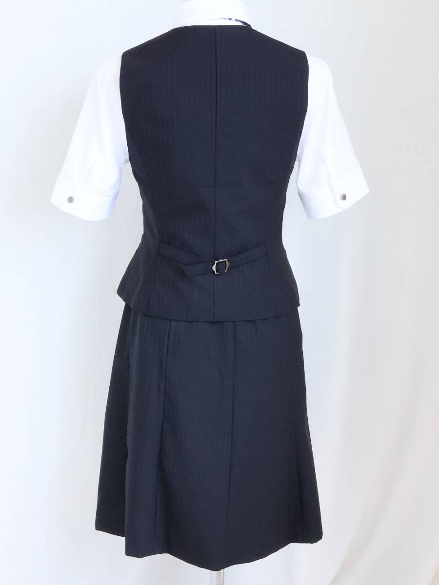 09号 SELERY ブラック 斜め 事務 中古◆OL制服 / 事務服◆ ベスト, スカート ,ジャケット 上下セット, 中古ブラウス, 新品リボンのオマケ付_画像2