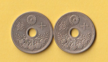 10銭白銅貨《昭和2年》　2枚　　準未使用＋－_画像1