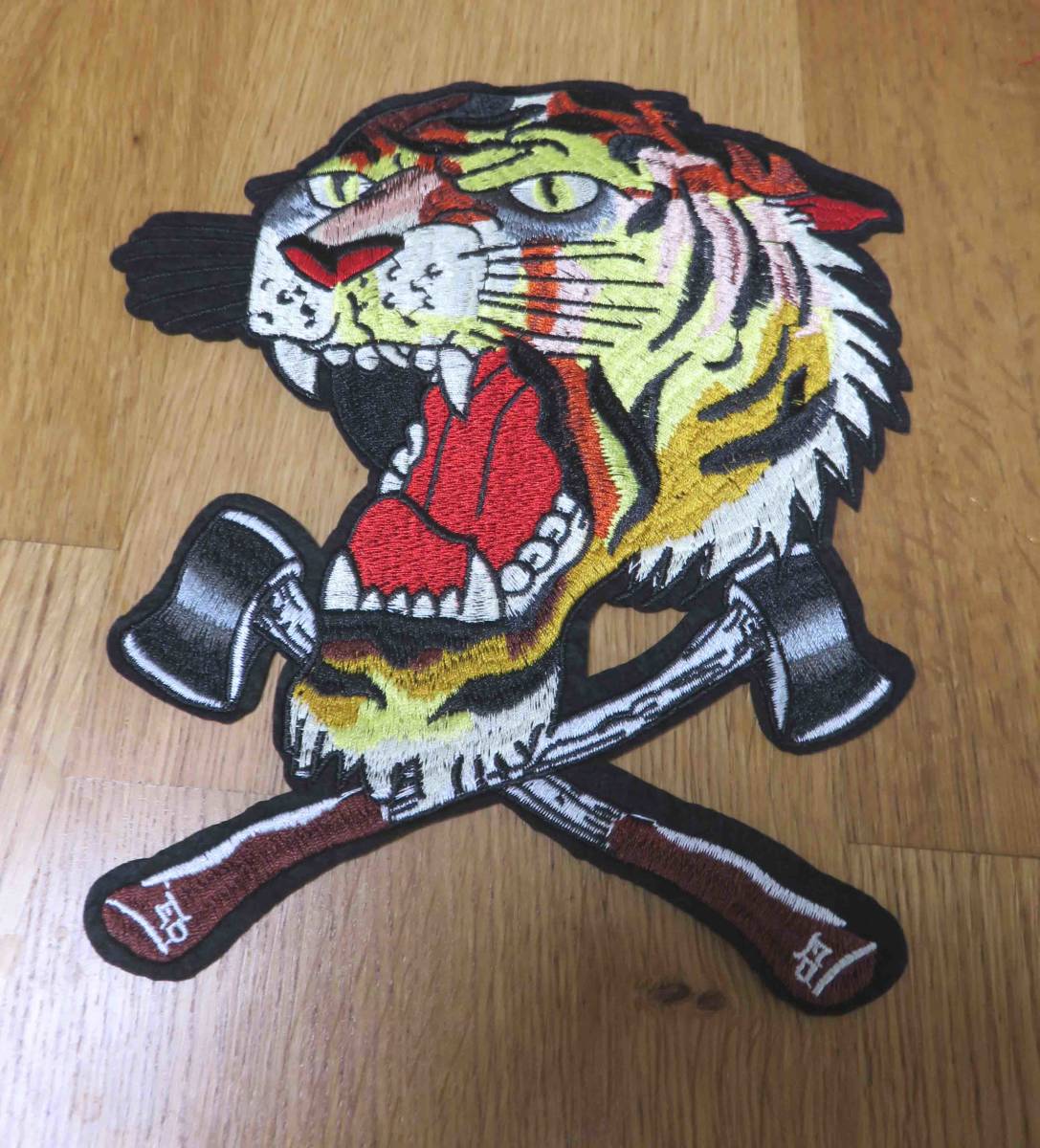 特大 獰猛虎X両斧レトロ 新品アックスタイガーTiger Axe刺繍 特大 獰猛虎X両斧レトロ 新品アックスタイガーTiger Axe刺繍
