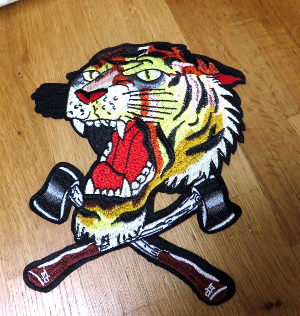 特大 獰猛虎X両斧レトロ 新品アックスタイガーTiger Axe刺繍 特大 獰猛虎X両斧レトロ 新品アックスタイガーTiger Axe刺繍