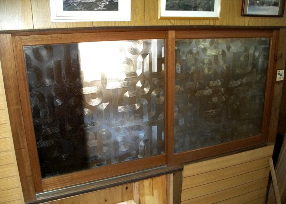 昭和レトロなアンティークガラスの木製サッシ/窓/重厚な木枠の引き戸/建具 91×93×2枚 サーキットガラス/モールガラス/ダイヤガラス